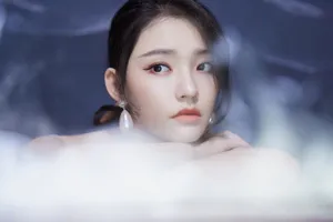 林允粉雾星光亮钻裙仙气写真图片_4