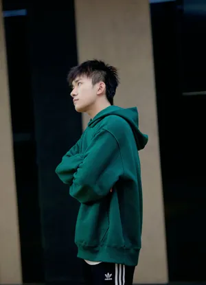 易烊千玺双11狂欢夜彩排照图片