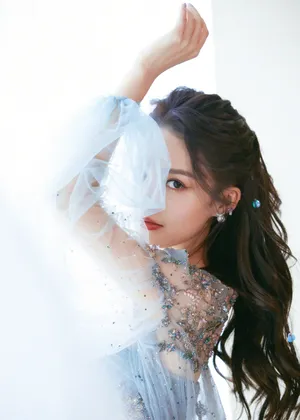 李沁贝壳编发蓝裙优雅写真图片