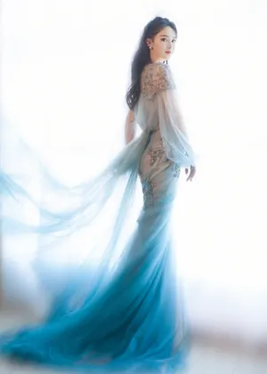 李沁贝壳编发蓝裙优雅写真图片