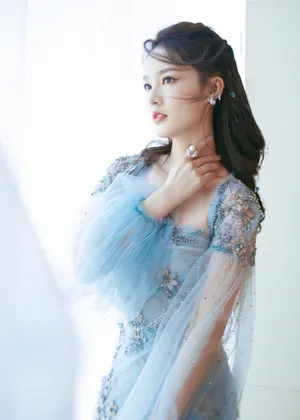 李沁贝壳编发蓝裙优雅写真图片_2