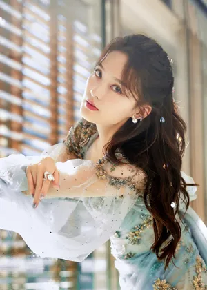 李沁贝壳编发蓝裙优雅写真图片_3