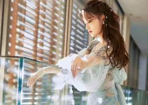 李沁贝壳编发蓝裙优雅写真图片_5