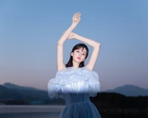 乔欣湖蓝长裙甜美写真图片_2
