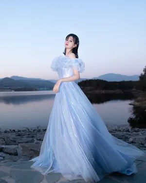 乔欣湖蓝长裙甜美写真图片_3