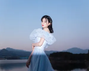 乔欣湖蓝长裙甜美写真图片_5