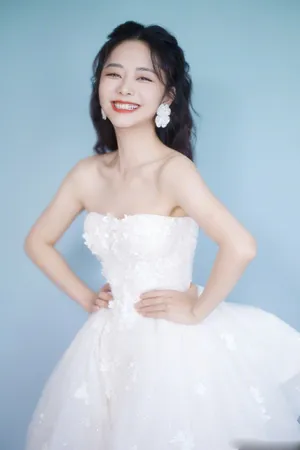 谭松韵抹胸白裙甜美写真图片