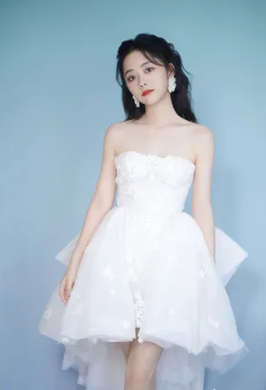 谭松韵抹胸白裙甜美写真图片