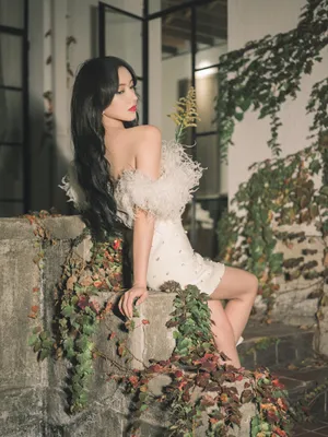 程潇羽毛白裙优雅性感写真图片