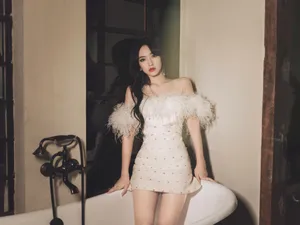 程潇羽毛白裙优雅性感写真图片_5