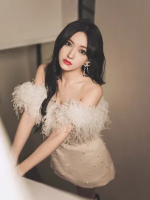 程潇羽毛白裙优雅性感写真图片_6