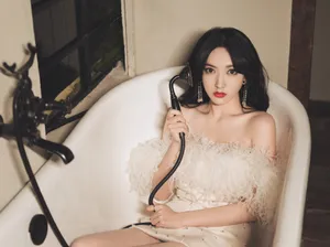 程潇羽毛白裙优雅性感写真图片_8