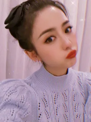 佟丽娅淡紫毛衣温柔甜美自拍图片