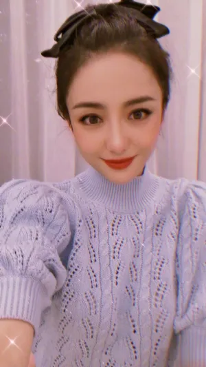 佟丽娅淡紫毛衣温柔甜美自拍图片