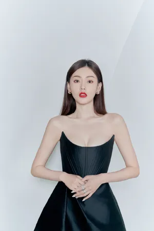 张天爱黑色抹胸礼服性感写真图片