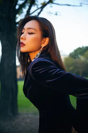 王霏霏丝绒西装魅力写真图片_2