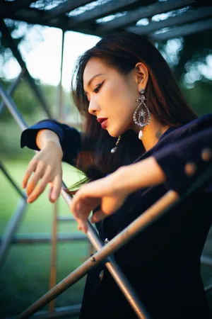 王霏霏丝绒西装魅力写真图片_6