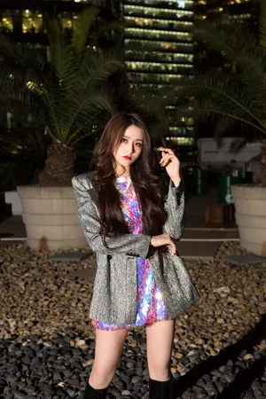 金子涵波光粉色亮片裙性感写真图片