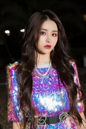 金子涵波光粉色亮片裙性感写真图片_3