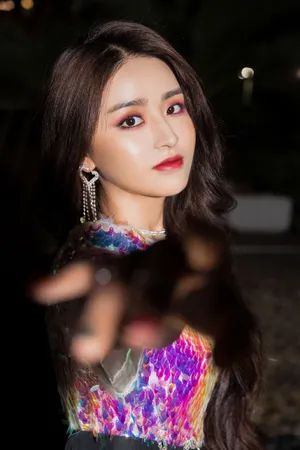 金子涵波光粉色亮片裙性感写真图片_8