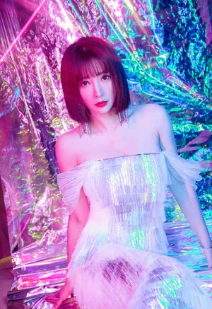 柳岩银白钻裙性感写真图片_7
