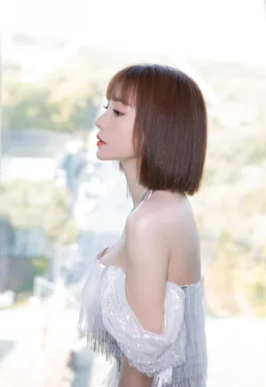 柳岩银白钻裙性感写真图片_10