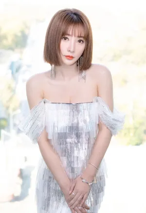 柳岩银白钻裙性感写真图片_11