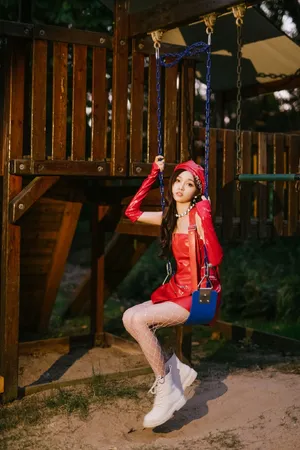 吴宣仪红色复古皮裙热辣性感写真图片_2