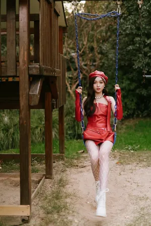 吴宣仪红色复古皮裙热辣性感写真图片_5