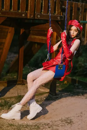 吴宣仪红色复古皮裙热辣性感写真图片_6