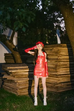 吴宣仪红色复古皮裙热辣性感写真图片_7