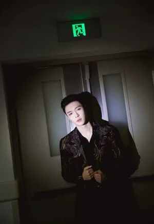 张艺兴中国风亮片眼妆帅气写真