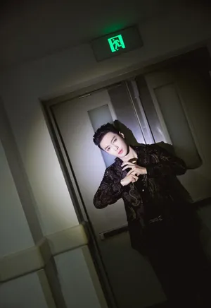 张艺兴中国风亮片眼妆帅气写真
