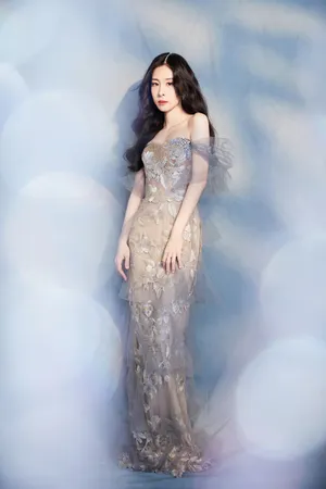 张碧晨轻纱抹胸裙性感写真图片
