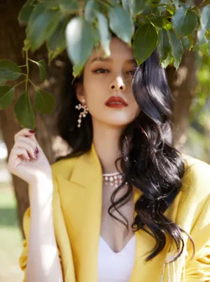 傅菁明黄西服酷飒性感写真图片