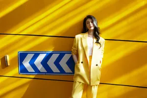 傅菁明黄西服酷飒性感写真图片_5