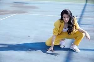 傅菁明黄西服酷飒性感写真图片_8