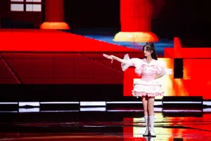 杨超越双十一狂欢夜舞台照图片_7