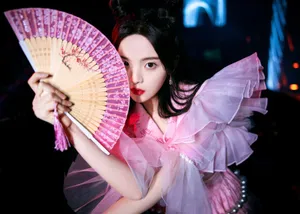 杨超越粉色珍珠蛋糕裙甜美性感写真_1