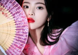 杨超越粉色珍珠蛋糕裙甜美性感写真_4