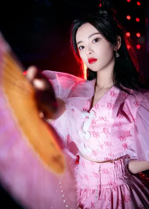 杨超越粉色珍珠蛋糕裙甜美性感写真_5