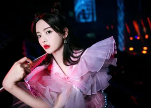杨超越粉色珍珠蛋糕裙甜美性感写真_6