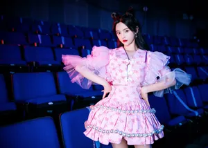 杨超越粉色珍珠蛋糕裙甜美性感写真_7