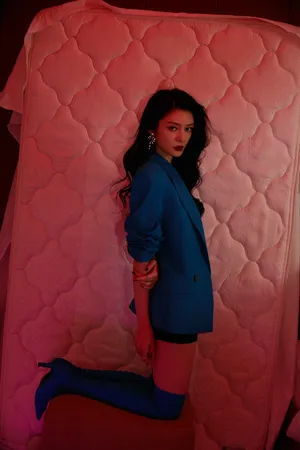 傅菁蓝色西服短裙长靴性感写真图片_3