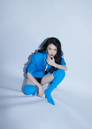 傅菁蓝色西服短裙长靴性感写真图片_5