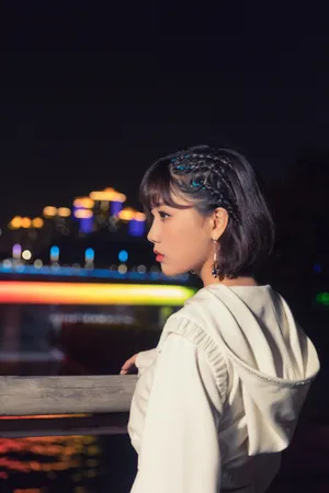 李艺彤白色套装夜景写真图片_4