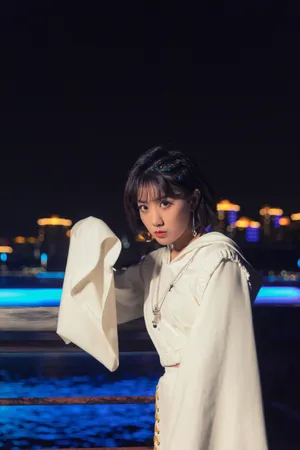 李艺彤白色套装夜景写真图片_5
