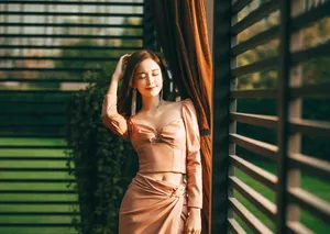古力娜扎粉皮裙温柔美丽写真图片