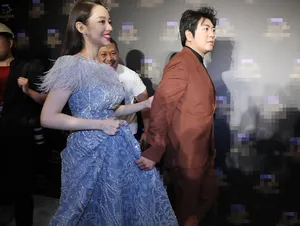 吉娜挺孕肚穿礼服明艳动人美照图片_5