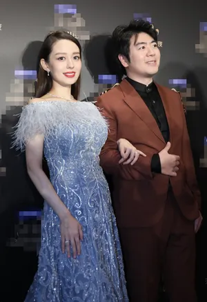 吉娜挺孕肚穿礼服明艳动人美照图片_8